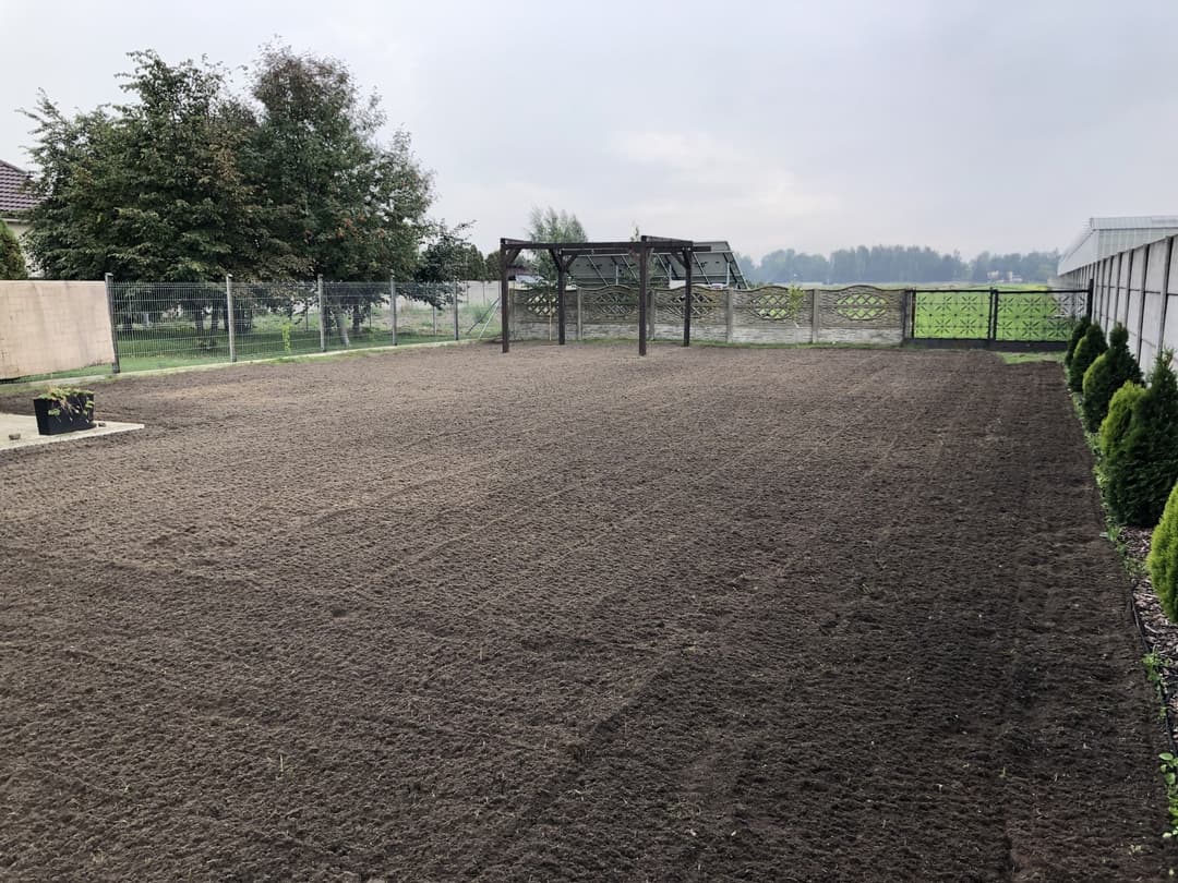 Efekt pracy glebogryzarki separacyjnej — wyrównany teren pod trawnik Lublin