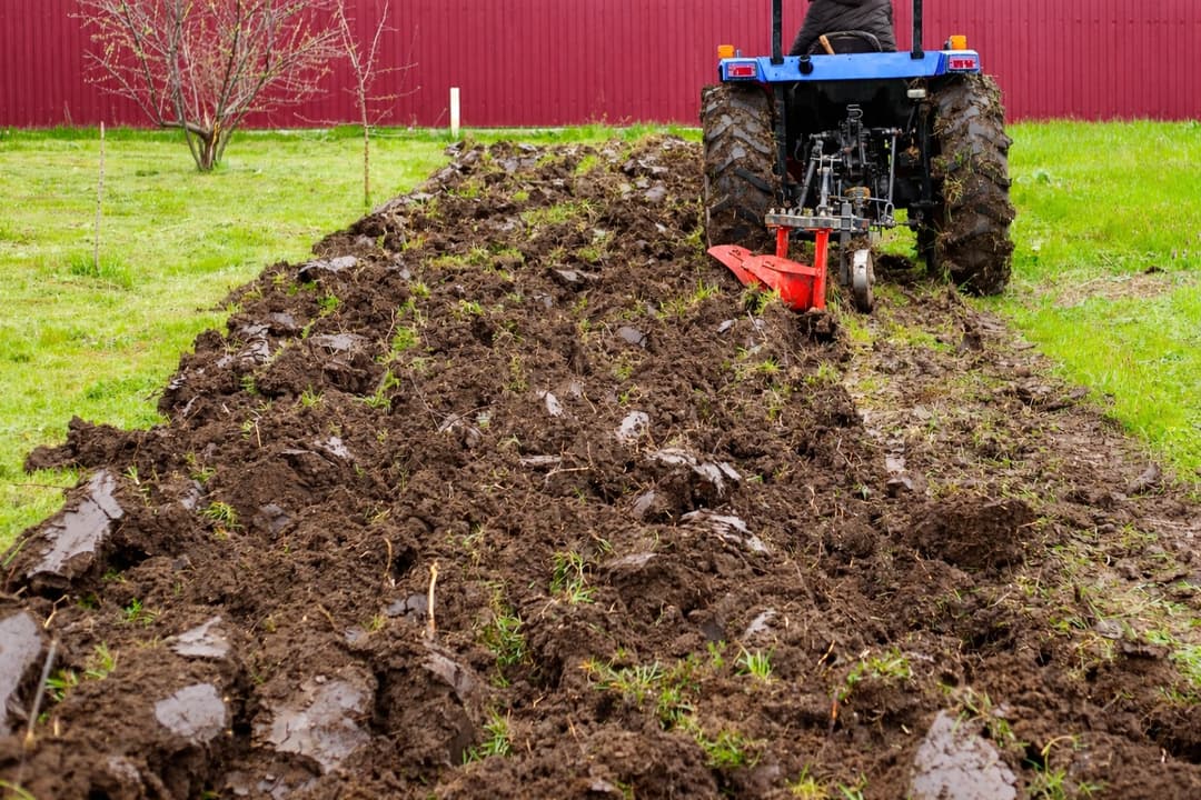 Orka pługiem — przygotowanie gleby pod uprawy Lublin